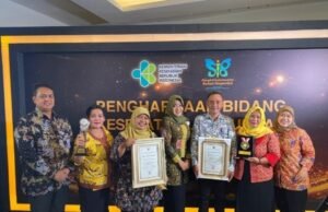 Bupati Mojokerto Berprestasi, Raih Penghargaan Bidang Kesehatan Lingkungan HKN 2022