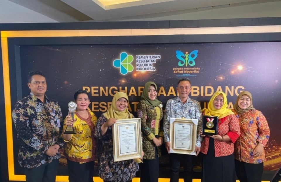 Bupati Mojokerto Berprestasi, Raih Penghargaan Bidang Kesehatan Lingkungan HKN 2022