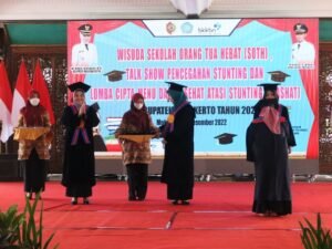 Puluhan Orang Tua Hebat Kabupaten Mojokerto Jalani Wisuda