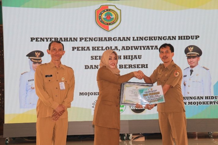 Bupati Ikfina Terima Penghargaan Nirwasita Tantra Tahun 2021