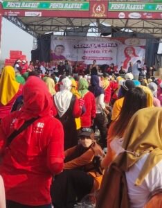 Ribuan Massa Ikuti Senam Sehat 4 Tahun Ning Ita Mengabdi