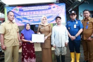 Warga Terdampak Tanah Longsor Menerima Bansos Dari Bupati Ikfina