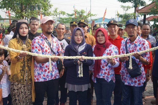 Resmikan Kolam Renang Bukit Bunga Mojorejo, Ikfina Berharap Berkembang Kreatif Untuk Kesejahteraan Masyarakat