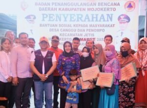 Bupati Mojokerto Serahkan Bantuan untuk Warga Terdampak Angin Kencang