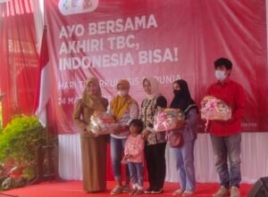 Peringati Hari TBC Sedunia, Ning Ita Beri Hadiah Penderita TBC yang Sudah Sembuh