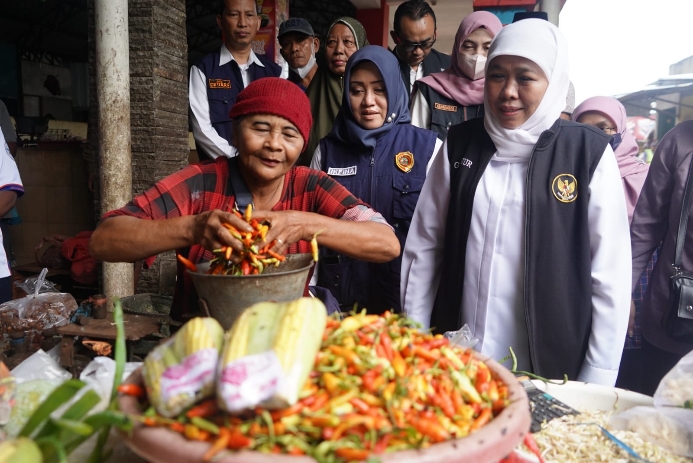 Pastikan Kebutuhan Pokok Aman, Gubernur Jatim Sidak Harga Sembako di Pasar Mojokerto