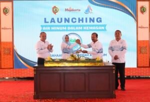 Bersama Perumdam Majapahit, Bupati Ikfina Luncurkan Air Mineral Kemasan 'MASA'