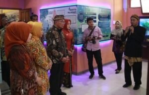 Bupati Ikfina Dampingi Menko PMK Keliling Museum Trowulan