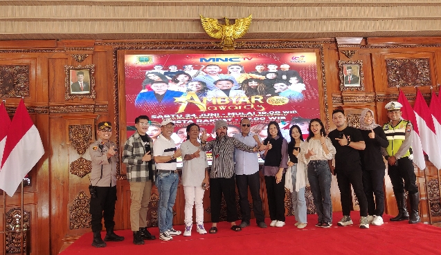 Puluhan Artis Semarakkan Ambyar Awards di Lapangan Raden Wijaya