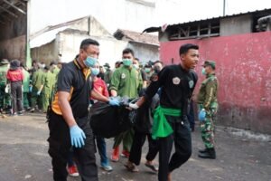 Kapolresta Mojokerto dan Anggota Sinergi bersama TNI, Tomas juga Pesilat Bersihkan Lingkungan