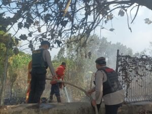 Quick Respon Sat Samapta Polresta Mojokerto Bantu Padamkan Lahan Yang Terbakar