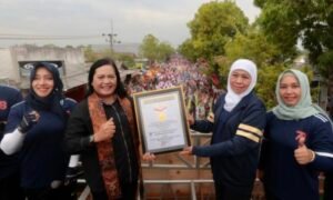 Gerak Jalan Mojokerto Surabaya, Pecahkan Rekor Muri Arak Kain Merah Putih 178 Meter