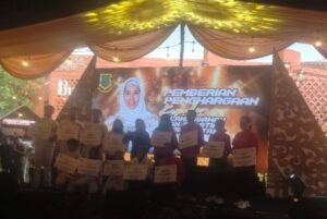 Ning Ita Beri Penghargaan Atlet dan Pelatih Berprestasi
