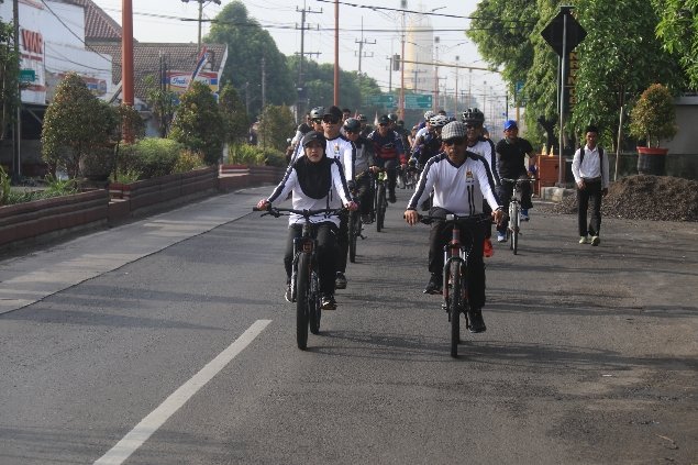 Peringati HUT Ke-74 Kodim 0815/Mojokerto, Bupati Ikfina Ikut Gowes Santai