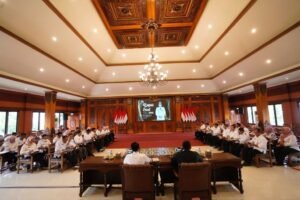Rapat Staf Perdana, Pj Wali Kota Mojokerto Minta Seluruh OPD Siapkan Inovasi Berdampak dan Satukan Pemikiran