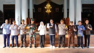 Mas Pj Ali Bareng Bupati Ikfina Tinjau Kesiapan Gereja dan Posyan Nataru