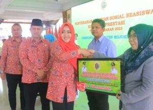 Bupati Mojokerto Serahkan Beasiswa 1,1 Miliar Pada Pelajar & Mahasiswa