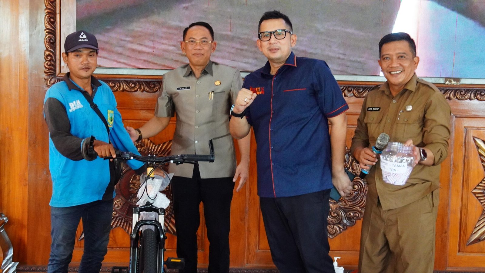 Makan Bersama Pasukan Gerak Cepat, Pj Ali Kuncoro: "Panjenengan adalah Pahlawan Kebersihan Kota Mojokerto"