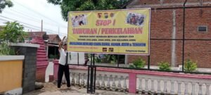 Cegah Aksi Tawuran, Tiga Pilar Kemlagi Pasang Spanduk Himbauan STOP Perkelahian