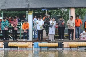 Sampaikan Duka, Mas Pj Salat Ghaib dan Tabur Bunga di Sungai Tlocor