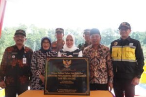 Resmikan Jembatan Penghubung Antar Desa Hasil PBB P2, Ikfina Ajak Tertib Bayar Pajak