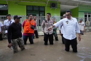 Mas Pj Gercep Tangani Banjir di Kota Mojokerto, Dirikan Dapur Umum Benahi Tanggul Rusak