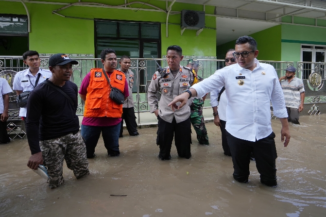 Mas Pj Gercep Tangani Banjir di Kota Mojokerto, Dirikan Dapur Umum Benahi Tanggul Rusak