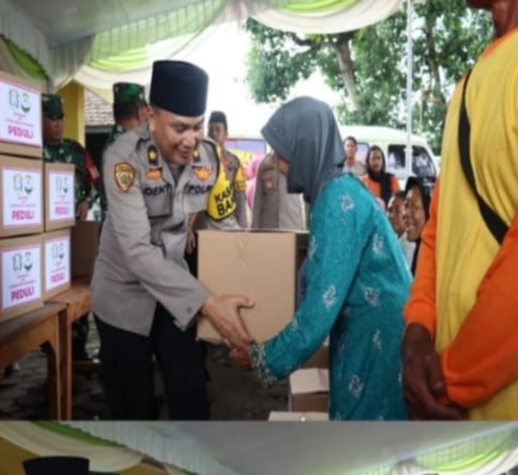 Blusukan Bagi 100 Paket Sembako, Polres Mojokerto Kota Sambut Bulan Ramadhan 1445 H