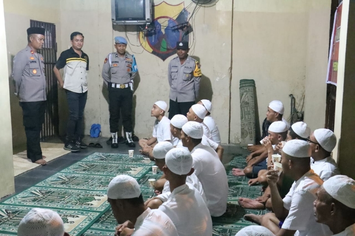 Jalin Kebersamaan, Polresta Mojokerto Shalat Terawih & Buka Bersama Tahanan