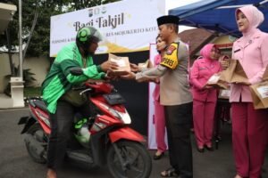 Berkah Ramadan, Kapolres Mojokerto Kota Bagikan 400 Takjil & Santuni Anak Yatim