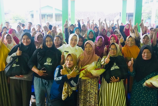 Bupati Mojokerto Salurkan Bantuan Ratusan Paket Sembako Untuk 2 Desa Terdampak Banjir