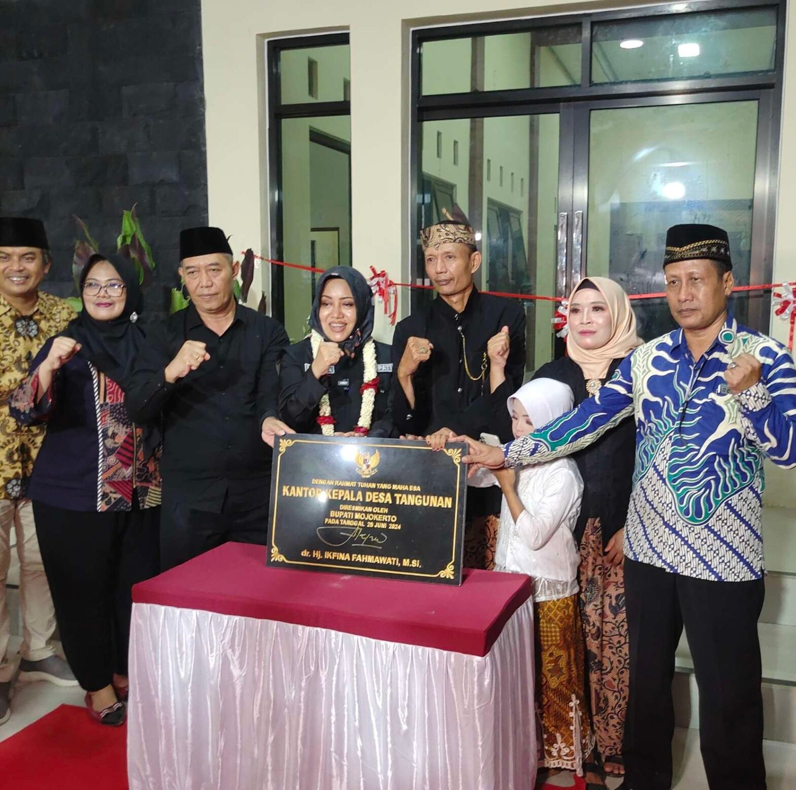 Bupati Mojokerto Resmikan Balai Desa Tangunan, Warga Dihibur Wayang Kulit