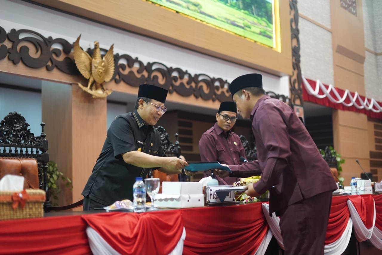 Sembilan Fraksi DPRD Kabupaten Mojokerto Tanggapi Nota Bupati Terkait APBD 2025