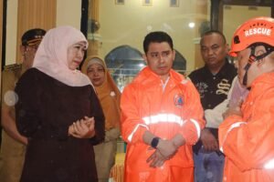 Tinjau Lokasi Banjir Desa Tempuran, Gus Barra dan Khofifah Salurkan Bantuan untuk Warga