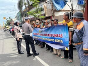 Rangkul Jukir, Satlantas Polresta Mojokerto Berikan Sosialisasi Tertib Berlalu Lintas