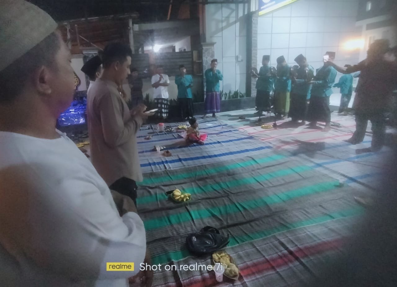 Syukuran Lulus S2 Program Sarjana Hukum, Hadi Gelar Sholawatan & Doa Bersama