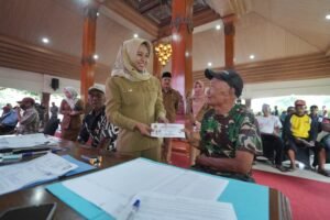 Pemkot Mojokerto Salurkan Bansos bagi Tukang Becak Menjelang Lebaran