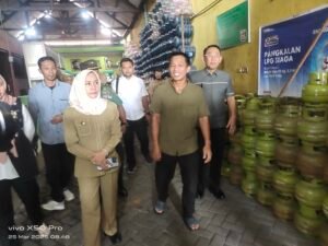 Ning Ita Sidak Pangkalan LPG 3 Kg dan SPBU Pertamina