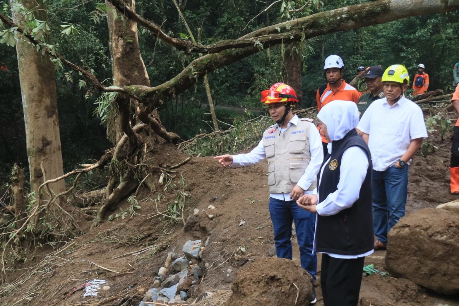 Tinjau Longsor Jalur Cangar-Pacet, Gubernur Khofifah Siapkan Penanganan Terpadu