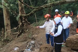 Tinjau Longsor Jalur Cangar-Pacet, Gubernur Khofifah Siapkan Penanganan Terpadu