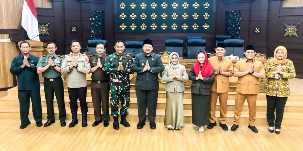 a1919907-4ce9-461a-beb7-1f4558662550 Pemkot Mojokerto Ajukan Rancangan Awal RPJMD 2025–2029 ke DPRD dalam Rapat Paripurna