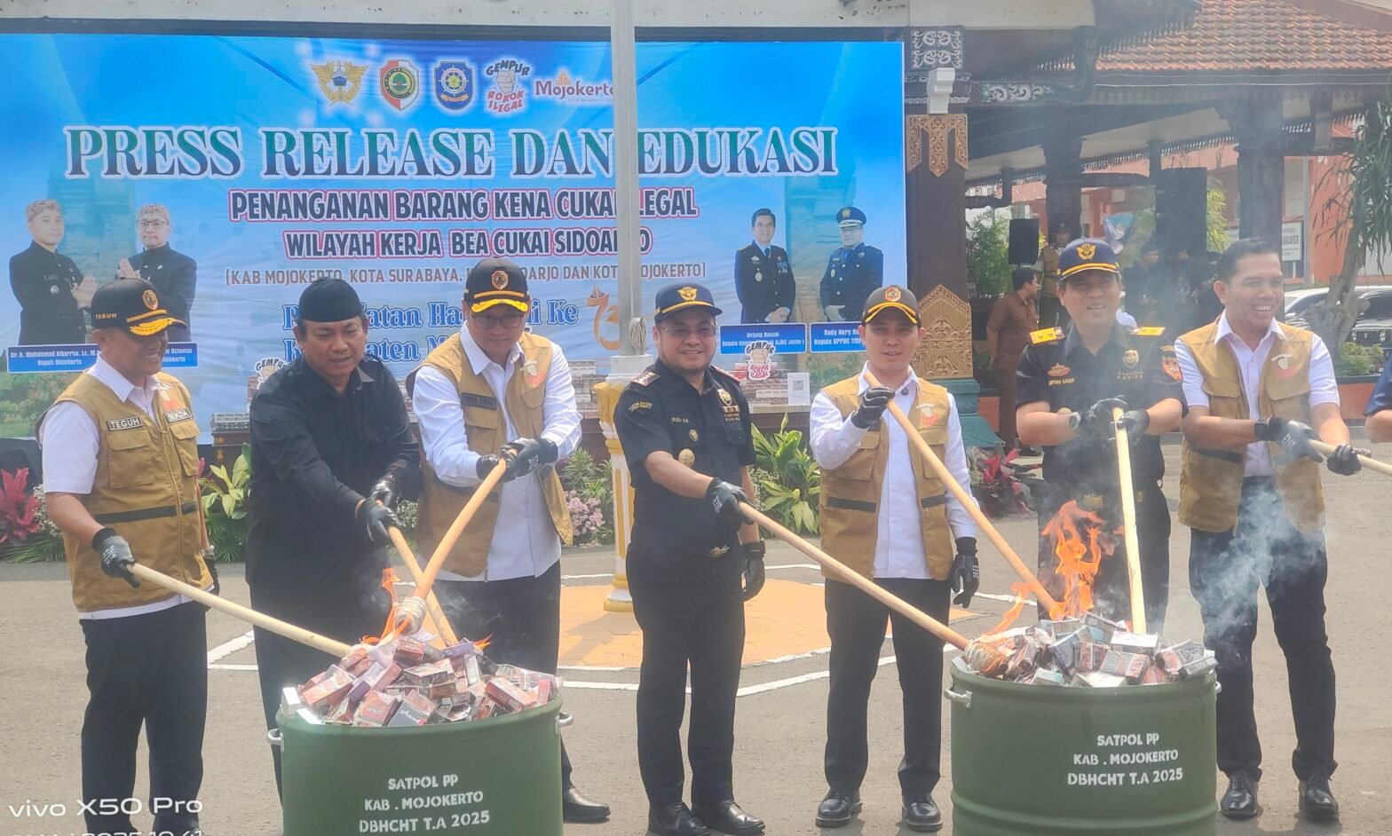 Pemkab Mojokerto & Bea Cukai Sidoarjo Musnahkan 13,693 Juta Batang Rokok Ilegal