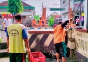 Cegah Banjir, DPUPR Perkim Kota Mojokerto Intensifkan Pembersihan Saluran Air di Gang-Gang Warga