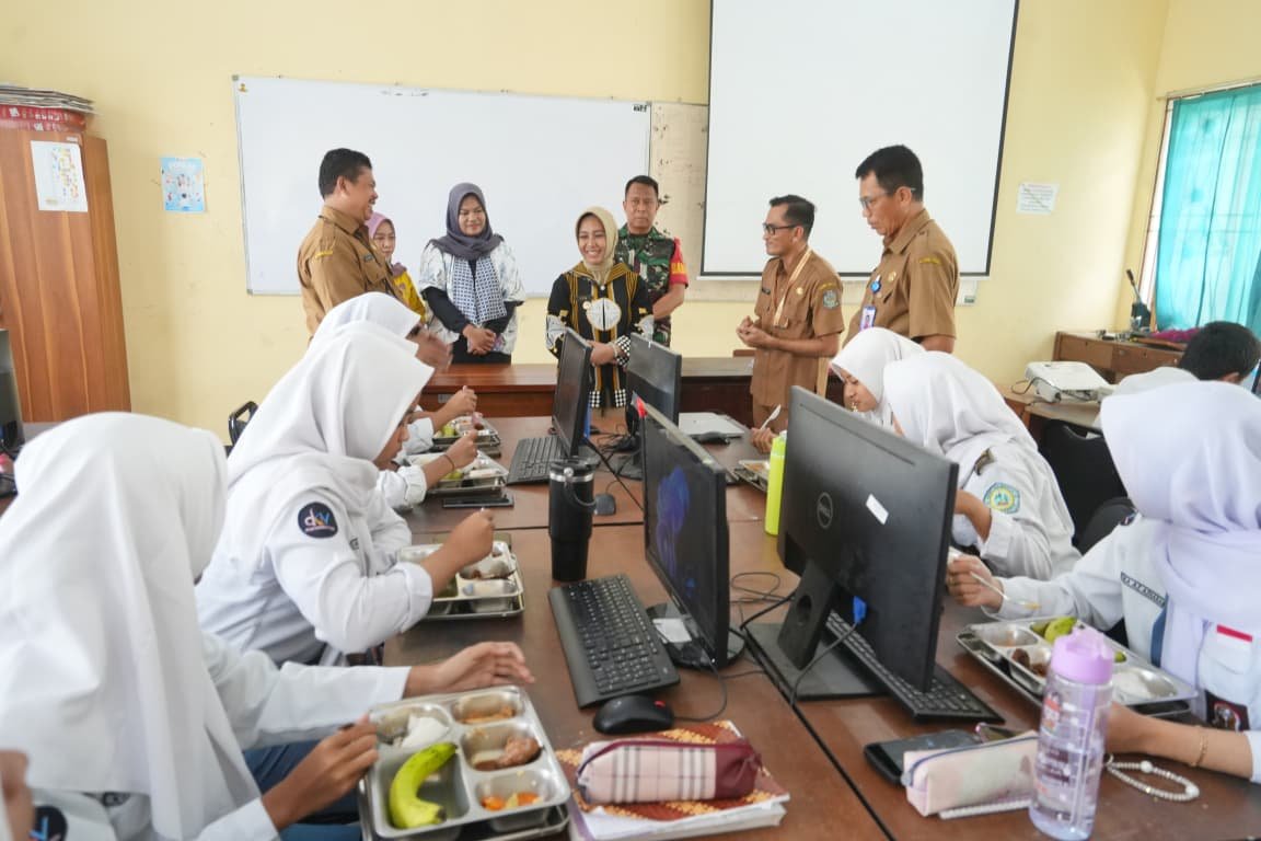 Ning Ita Pantau Distribusi MBG di Sekolah Pastikan Menu Fresh, Sehat, dan Tepat Waktu