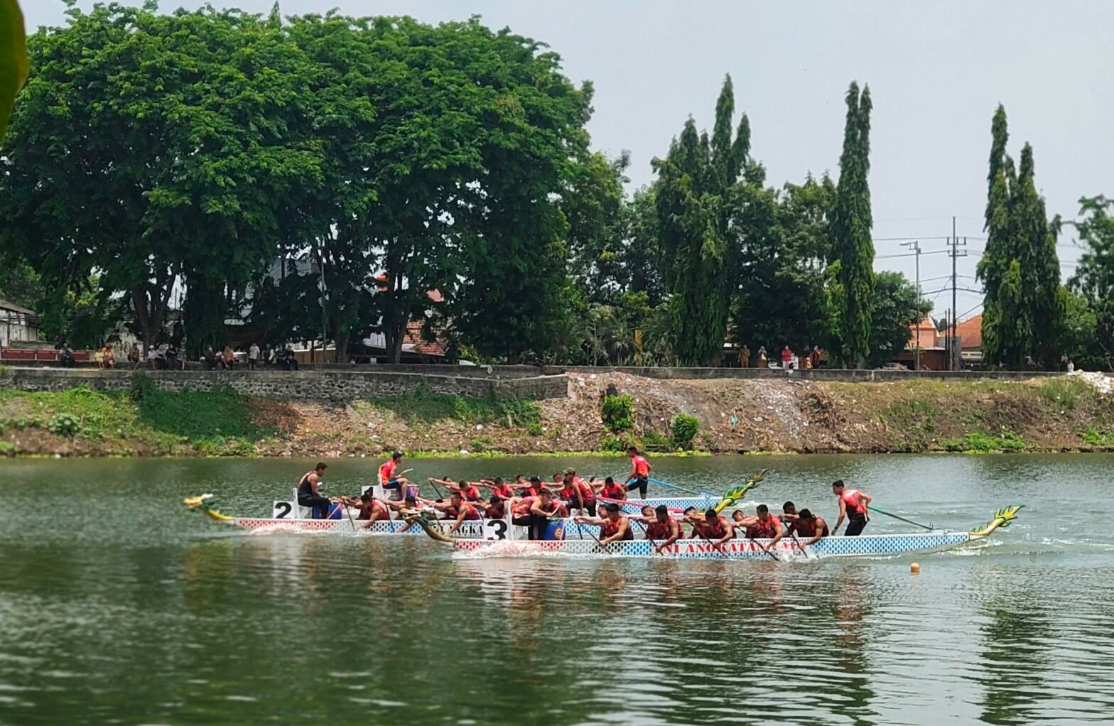 Sambut HUT TNI Ke-80, TNI AL - Pemkab Mojokerto Gelar Lomba Dayung Perahu Naga