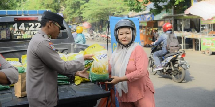 Hari Pangan Sedunia Polres Gresik Peringati Dengan Jual Beras Murah