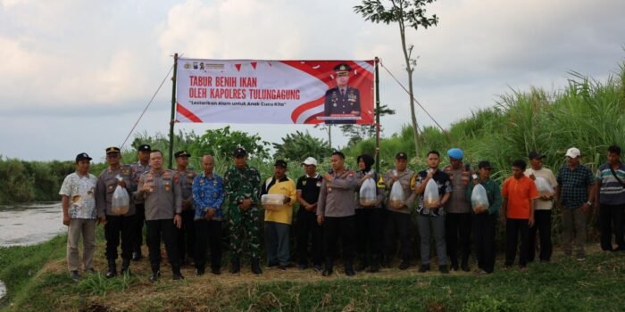 Jaga Ekosistem Sungai Polres Tulungagung Tebar 5.000 Benih Ikan Tombro di Boyolangu