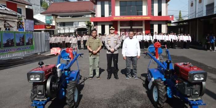 Kapolres Jember Serahkan 2 Unit Traktor Dukung Ketahanan Pangan