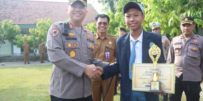 Sukses Gelar Lomba Kamtibmas Kapolres Mojokerto Kota Cup, Kapolres Berikan Piala Pelajar Berprestasi