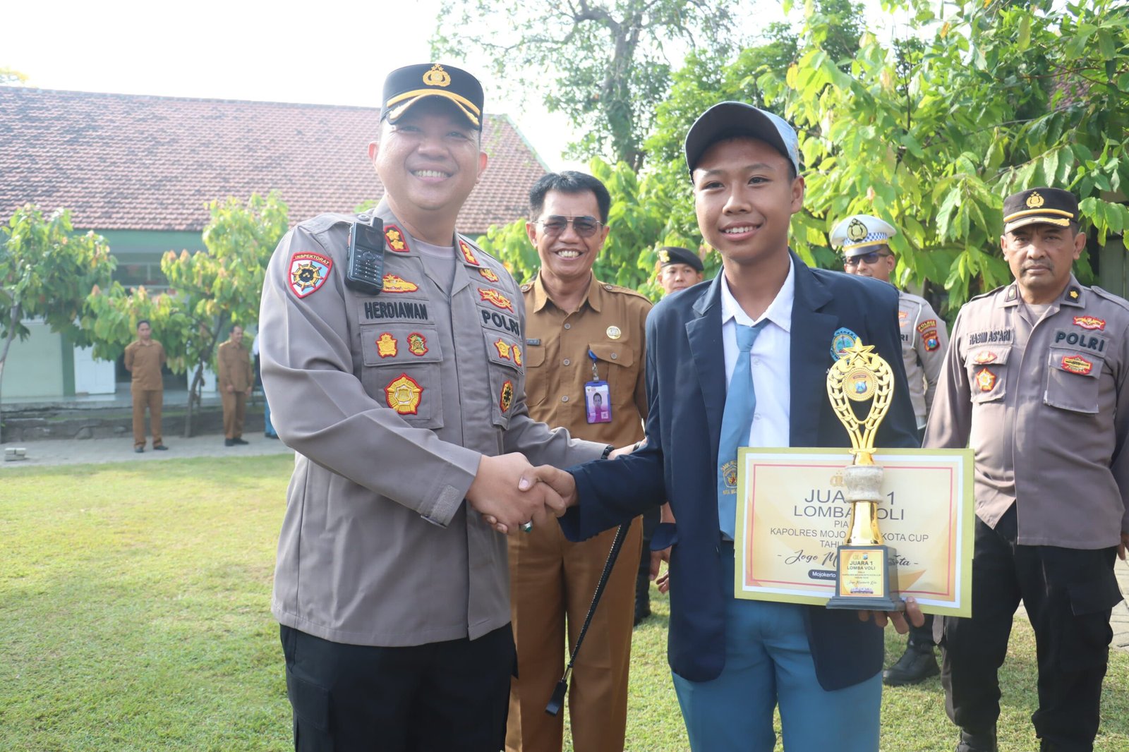 Sukses Gelar Lomba Kamtibmas Kapolres Mojokerto Kota Cup, Kapolres Berikan Piala Pelajar Berprestasi